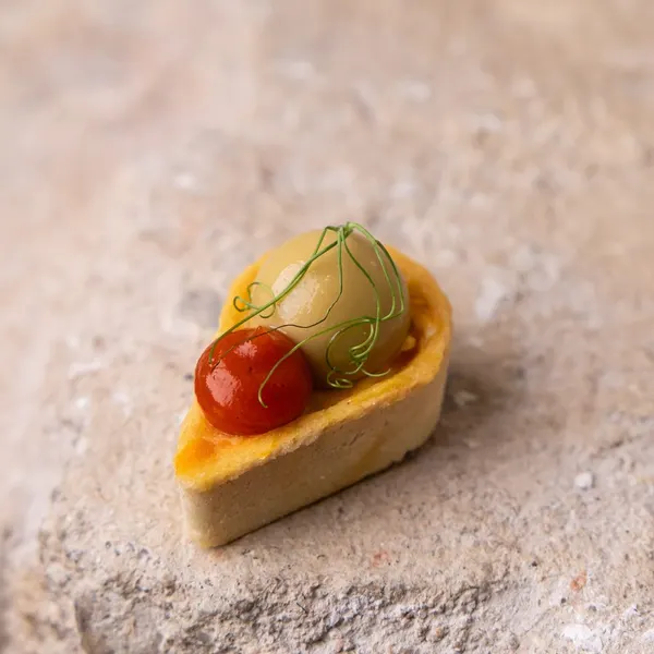 Oliva esferificada, gel de piquillos, ensaladilla ahumada