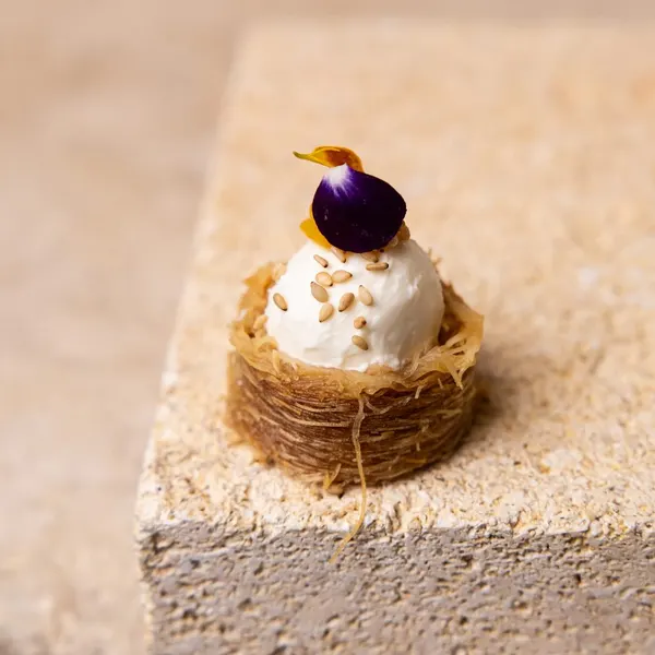 Feta sobre kataifi, confitura de naranja y vermouth