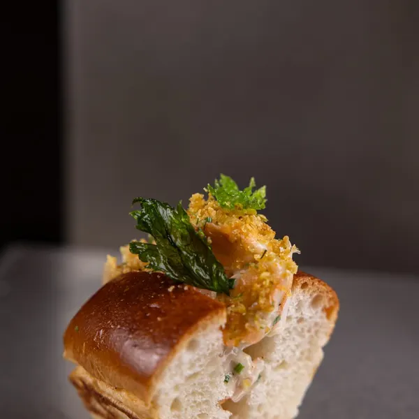 Profiterol de carabinero con mahonesa de kimchi, apio crujiente y crumble de cebolla frita