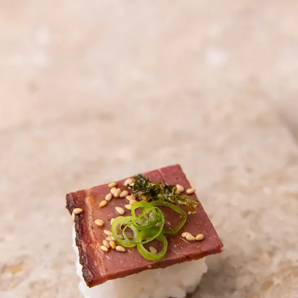 Nigiri de pastrami, nori crujiente, ponzu, cebolleta